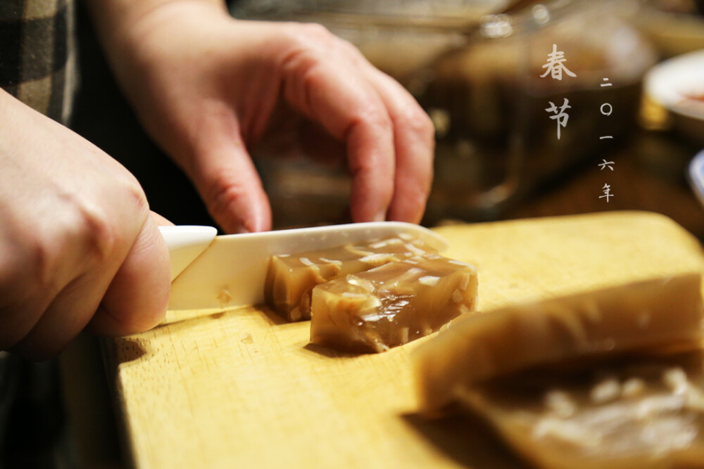 出国前最后一个在家的春节拉!!今天虽然都不是我做的，但是我负责记录了家里长辈的成果哈!
#Xiaoyue Pu#2016.02.07