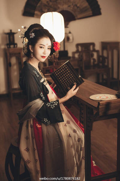 #汉服摄影# 「美人一何丽，颜若芙蓉花 。」出镜：@淮水无支祁- 摄影/后期：葵菽 