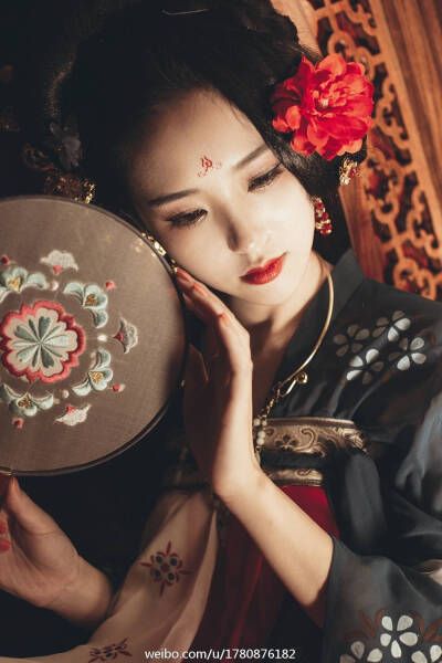 #汉服摄影# 「美人一何丽，颜若芙蓉花 。」出镜：@淮水无支祁- 摄影/后期：葵菽 