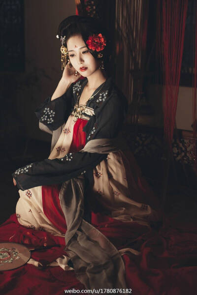 #汉服摄影# 「美人一何丽，颜若芙蓉花 。」出镜：@淮水无支祁- 摄影/后期：葵菽 