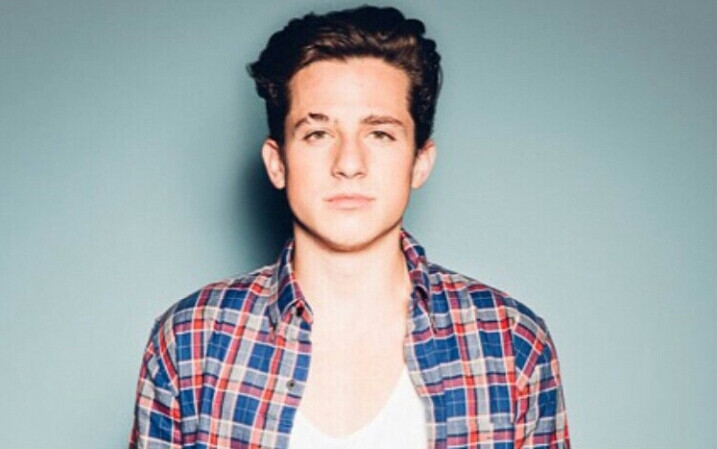 ＃欧美男星＃ 查理·普斯（Charlie Puth），1991年12月2日出生于美国新泽西州，美国男歌手。 <br />2011年，查理·普斯将翻唱的歌曲上传至Youtube，由此获得了上百万的点击量。2013年10月，发布个人原创专辑《Ego》。2015年2月10日，发行与梅根·特瑞娜合作的单曲《Marvin Gaye》。3月17日，发行与维兹·卡利法合作的单曲《See You Again》，该单曲在公告牌百强单曲榜获得冠军。