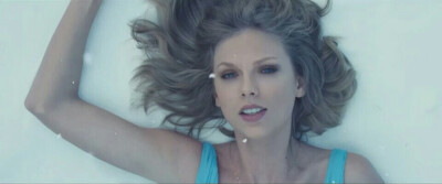 Taylor Swift 自截的Out of the woods美图 烟熏妆好美~