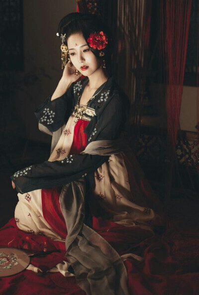 #汉服摄影# 「美人一何丽，颜若芙蓉花 。」出镜：@淮水无支祁- 摄影/后期：葵菽 LFT：http://t.cn/RGApN7B 祝大家新春快乐~