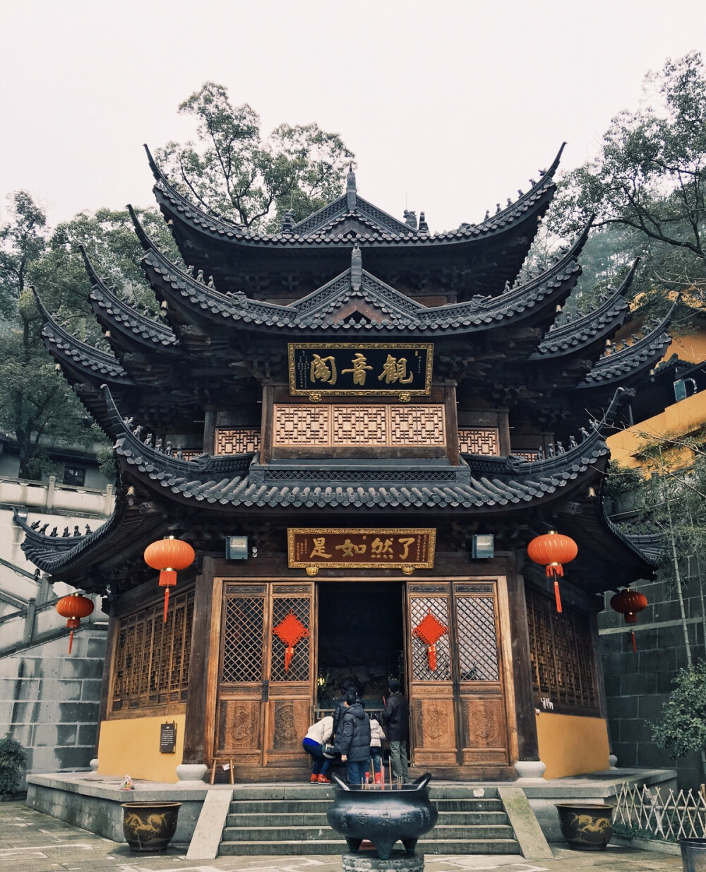 乌龙山，有个玉泉寺。