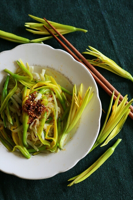 「果醋黄花菜」材料：鲜黄花菜，莴笋，苹果醋，盐，糖，辣椒油。
步骤：1，将新鲜黄花的花蕊去掉，然后将新鲜黄花放淡盐水中浸泡30分钟后用开水焯一下。
2.莴笋切丝，撒上适量盐搅拌均匀腌5分钟。
3.沥干黄花和莴笋的多余水分，淋入苹果醋，撒少许盐、糖；最后可依个人喜好倒入一勺辣椒油，搅拌均匀即可。