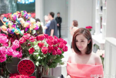 杨幂 上海roseonly活动 RoseOnly，OnlyBeauty一袭粉裙好美！花美人更美！