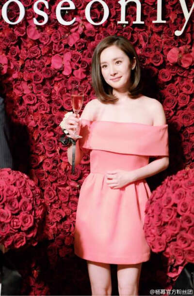 杨幂 上海roseonly活动 RoseOnly，OnlyBeauty一袭粉裙好美！花美人更美！