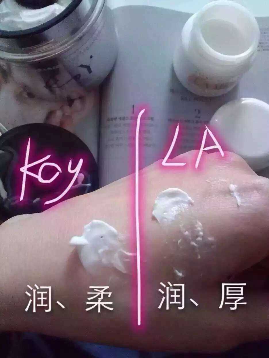 不要拿它和白蜗牛比，它是和lamer比齐的！亲自对比～高贤贞品牌 KOY 95.5%天然保湿面霜 KoY品牌是高贤贞历经5年亲自参与化妆品企划，加上自己的护肤经验，推出的全新纯天然化妆品。不含净化水，采用100%植物提取液，富含95.9%高贵天然成分的高级化妆品。富含被称之为王室玫瑰的土耳其玫瑰成分，加上粉红柳叶菜与珊瑚藻等珍贵原料提取成分更加滋养润滑肌肤。