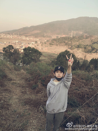 TFBOYS易烊千玺 【微博更新】大年初二财神到，烊烊上山放鞭炮，祝愿所有鹤宝宝，新的一年哈哈笑http://t.cn/RGGTszK