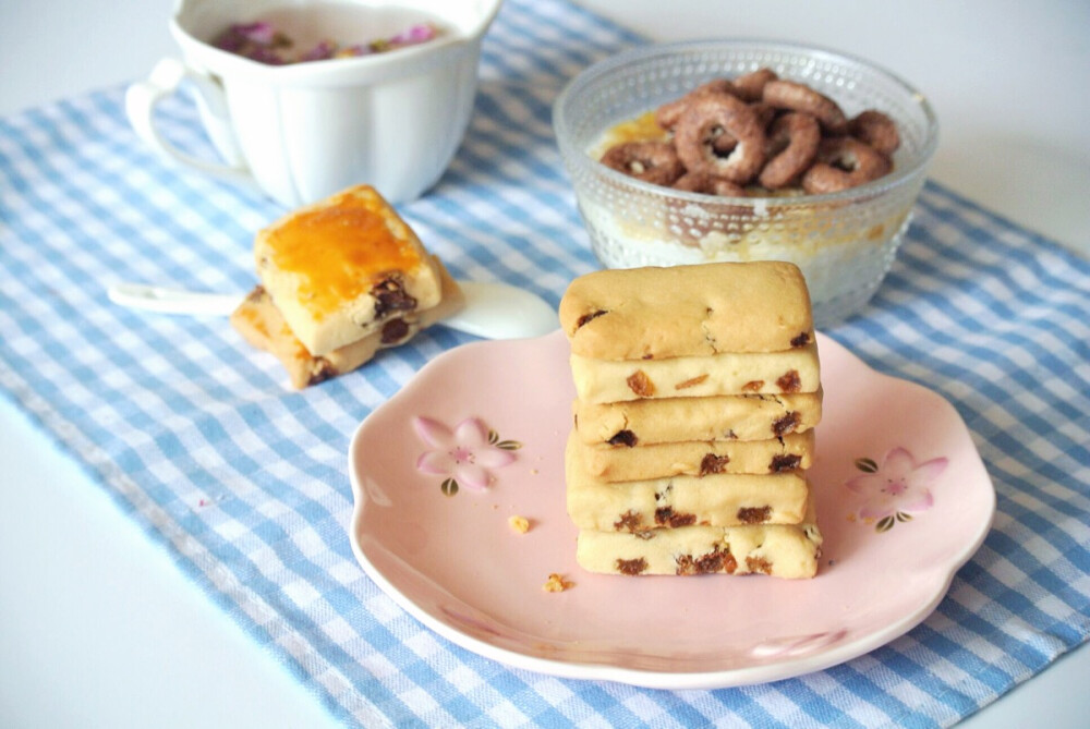 玫瑰茶，葡萄干饼干和燕麦甜甜圈酸奶