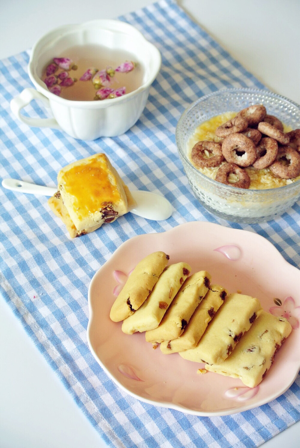 玫瑰茶，葡萄干饼干和燕麦甜甜圈酸奶