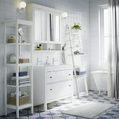  如果嫌浴室东西太多容易乱，干脆像这样摆两把架子，一切都整齐了。( •̀∀•́ )