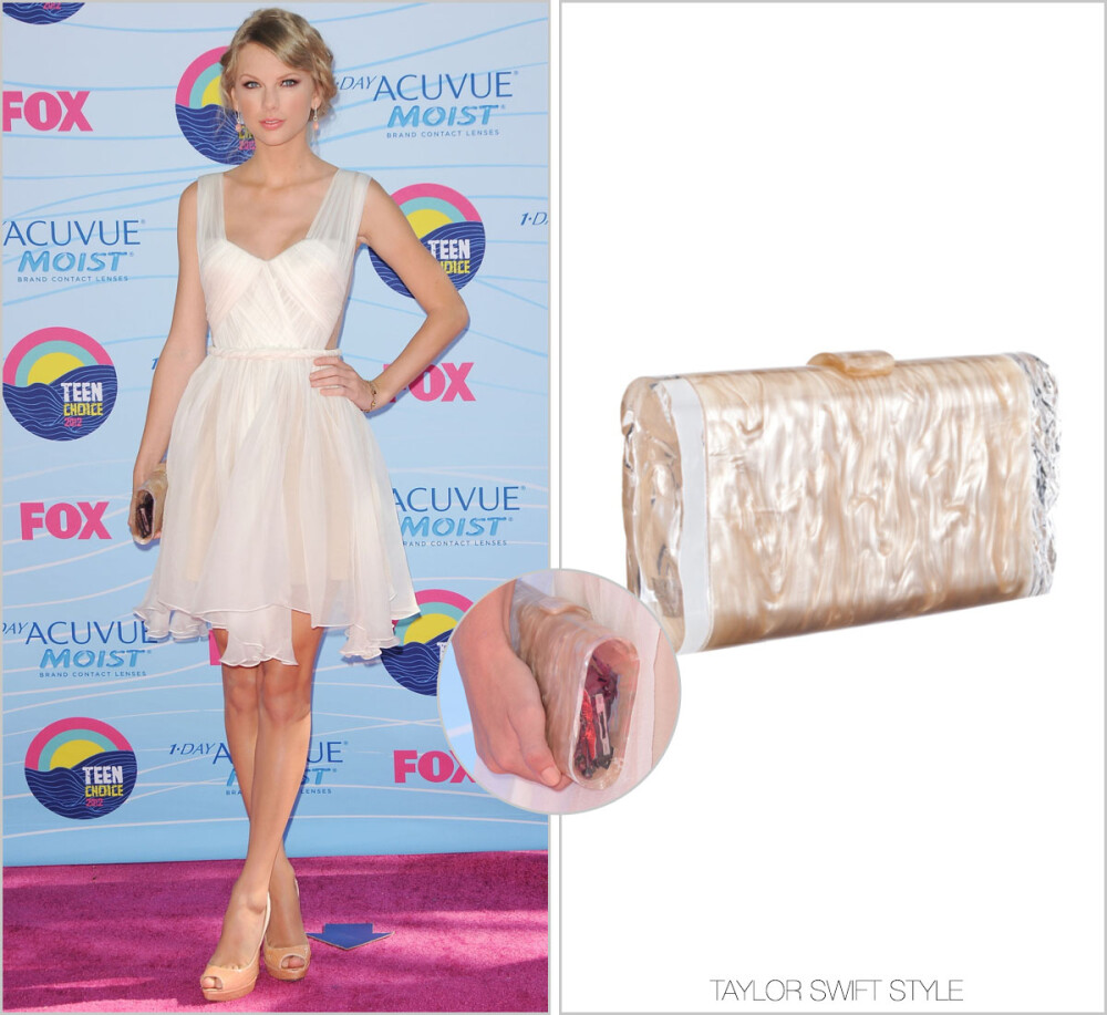 Event：2012 Teen Choice Awards | Los Angeles, CA | July 22, 2012
Bag：Edie Parker ‘Lara Clutch in Nude Pearlescent with Ice Ends’
Taylor于2012.07.22出席第14届美国青少年选择奖，并获得了最佳配音（老雷斯的故事）、最佳乡村单曲（Sparks Fly）、最佳女艺人单曲（Eyes Open）、最佳女艺人和最佳乡村女艺人五项大奖。