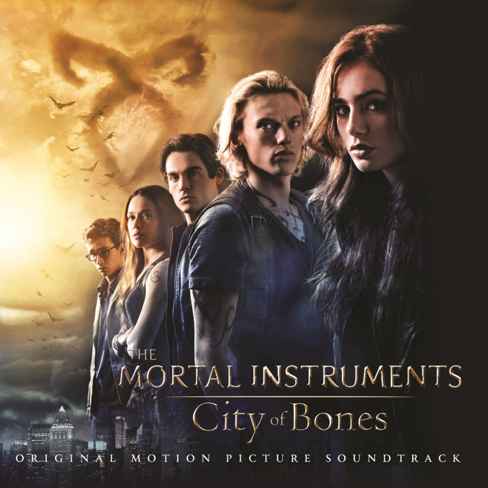 Heart by Heart
<br />歌手：Demi Lovato
<br />所属专辑：The Mortal Instruments: City of Bones (Original Motion Picture Soundtrack)
<br />骸骨之城最唯美浪漫的一场戏 反复看了好多遍 暗影猎人午夜的花园 花朵绽放 萤火翩跹 男女主的拥吻 磅礴大雨 美得触目惊心啊