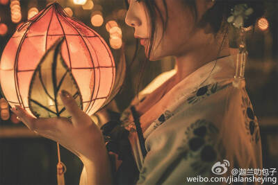 #汉服摄影# #成都约拍# 妆/出镜@玥蓉撸曼曼 摄影@迦兰叻芽菜 后期原PO 大冷的天儿~辛苦啦~[偷笑] 超送@汉服村 @汉服集 @汉服荟 @汉服网 @汉服摄影 @汉服晴空