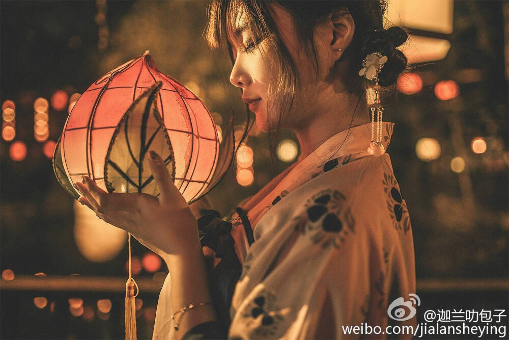 #汉服摄影# #成都约拍# 妆/出镜@玥蓉撸曼曼 摄影@迦兰叻芽菜 后期原PO 大冷的天儿~辛苦啦~[偷笑] 超送@汉服村 @汉服集 @汉服荟 @汉服网 @汉服摄影 @汉服晴空