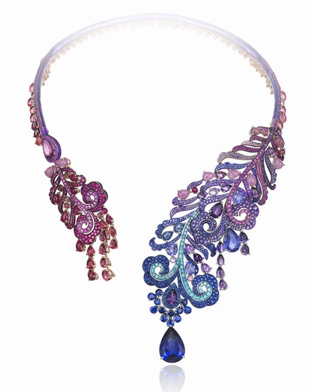 High Jewellery 项链，by Chopard
挂坠为一颗14克拉的梨形切割坦桑石，项链镶嵌紫晶、碧玺、红宝石、梨形蓝宝石，底座采用白金和钛金属制作。