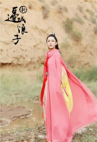 张馨予，马芳铃，新边城浪子，剪裁合身简洁,连衣领刺绣也一并略去，侠气凛然。