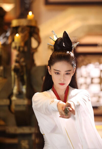 张馨予，马芳铃，新边城浪子，有林青霞东方不败之风，红唇眉眼，极尽狠辣。