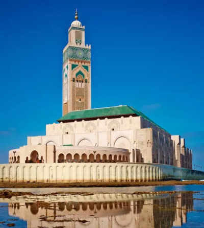 浪漫之都卡萨布兰卡是摩洛哥的第一大城市、经济中心和交通枢纽，因此这里通常是进入摩洛哥的第一站。尽管摩洛哥独立后卡萨布兰卡改名达尔贝达，可是人们依旧喜欢称她卡萨布兰卡，或干脆昵称为卡萨（Casa）。