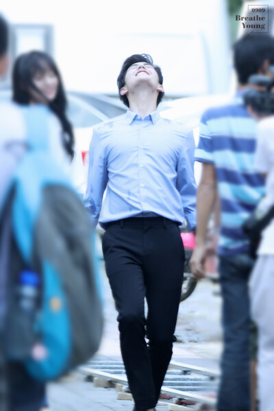 杨洋•《微微一笑很倾城》路透 可爱可爱 这是仰天长啸咩⊙▽⊙（@breatheyoung0909）