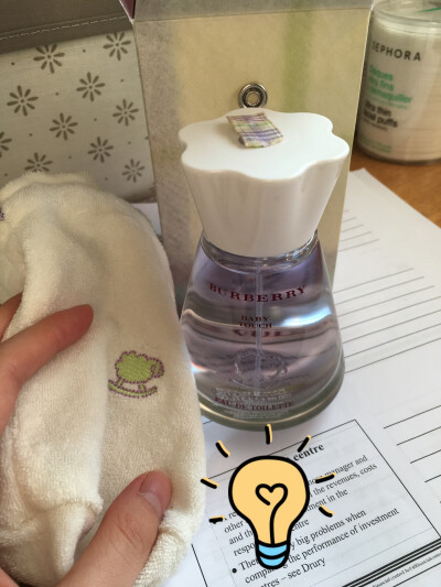 BURBERRY BABY TOUCH香调：清新花香调 前味：桔皮、薄荷、大黄胶 中味：橙花、茉莉、铃兰 后味：香草、牛奶. 温暖又纯净，让所有靠近你的人都变得柔软起来