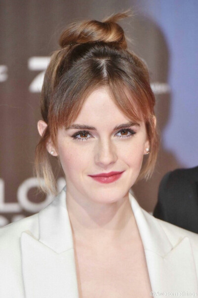 Emma Watson身着一袭白色，配上俏皮丸子头亮相《殖民地》柏林首映礼红毯，小仙女依旧美丽动人。