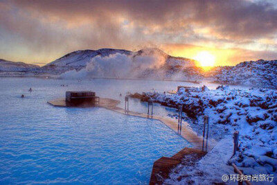 【冰岛旅游】蓝湖(Blue Lagoon)是冰岛最大的温泉。从冰岛首都雷克雅未克市向东南方向驱车1小时左右，就可到达冰岛著名的地热温泉——蓝湖。蓝湖位于一座死火山上，白色的湖底衬得湖水的蓝色更加醉人，蓝湖水据说有美…