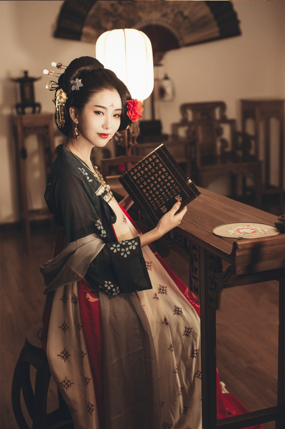 #汉服摄影# 「美人一何丽，颜若芙蓉花 。」出镜：@淮水无支祁- 摄影/后期：葵菽