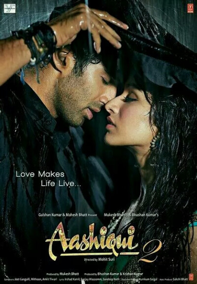 《爱曲2 》《 誓爱如歌》
《Aashiqui 2》
很唯美的一部爱情悲剧，2013年印度电影票房卖作的电影之一。
导演想展现的凄美爱情是男主为了成全女主而为爱献身，但我看完之后非常虐心，为女主心痛。
之所以在我看来评分…