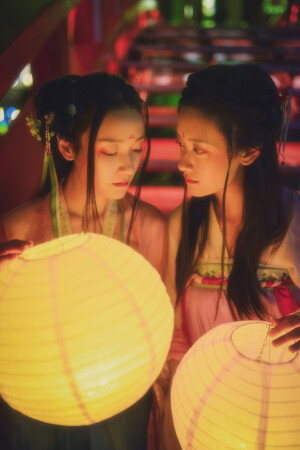 東風夜放花千樹，更吹落，星如雨。 寶馬雕車香滿路，鳳蕭聲動，壺光轉，一夜魚龍舞。 蛾兒雪柳黃金縷，笑語盈盈暗香去。 眾裡尋他千百度，驀然回首，那人卻在，燈火闌珊處。 攝影@松溪大曲   化妝@译午阿阿牛哥