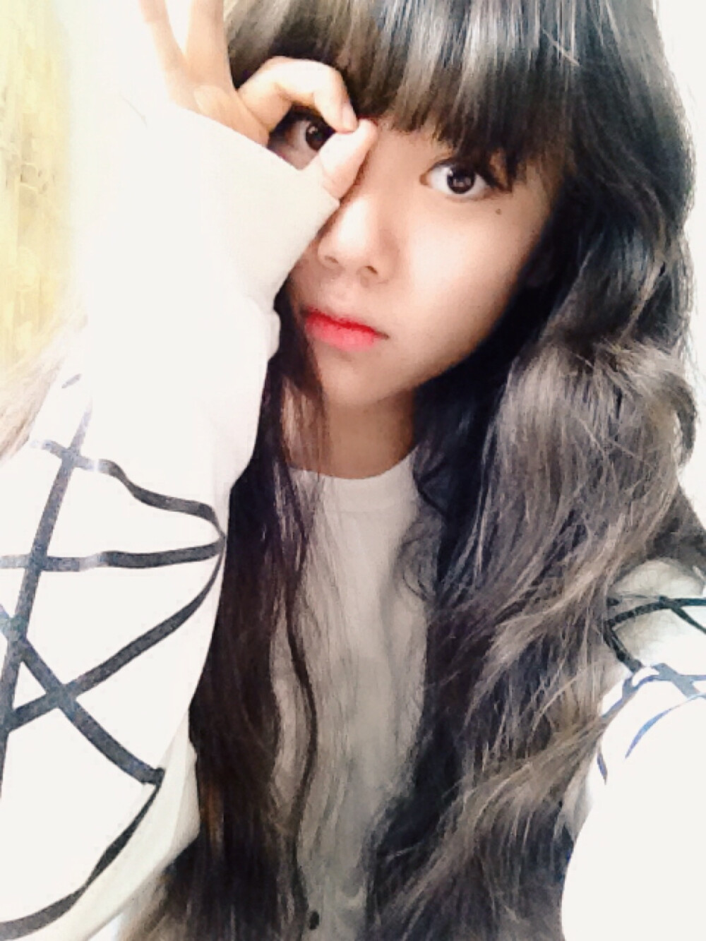 自拍女头长卷发棕色白色你不知道一个一见你就笑的人是有多喜欢你