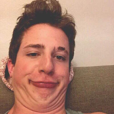 ＃欧美男星＃ 查理·普斯（Charlie Puth），1991年12月2日出生于美国新泽西州，美国男歌手。 <br />2011年，查理·普斯将翻唱的歌曲上传至Youtube，由此获得了上百万的点击量。2013年10月，发布个人原创专辑《Ego》。2…