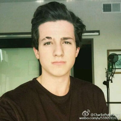 ＃欧美男星＃ 查理·普斯（Charlie Puth），1991年12月2日出生于美国新泽西州，美国男歌手。 <br />2011年，查理·普斯将翻唱的歌曲上传至Youtube，由此获得了上百万的点击量。2013年10月，发布个人原创专辑《Ego》。2…