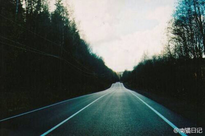 路还是得靠自己去走，即便摔跤也摔得踏实。