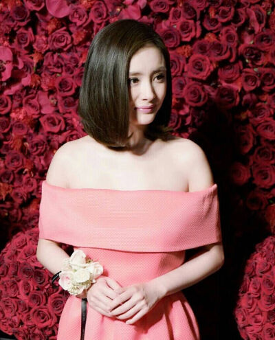 杨幂 上海roseonly活动 RoseOnly，OnlyBeauty一袭粉裙好美！花美人更美！