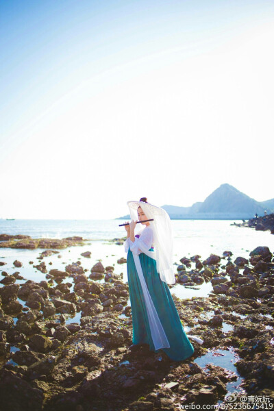 #汉服摄影# #汉服# 【鲛人】沧海月明珠有泪，蓝田日暖玉生烟。
出镜：@青妧妧-
摄影：@-界音-