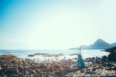 #汉服摄影# #汉服# 【鲛人】沧海月明珠有泪，蓝田日暖玉生烟。
出镜：@青妧妧-
摄影：@-界音-