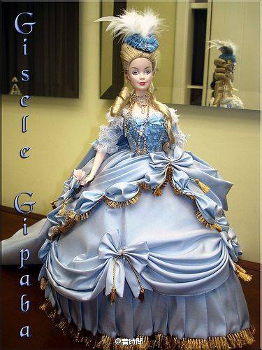 Marie Antoinette为原形的娃娃，有芭比的，有历史娃娃的。