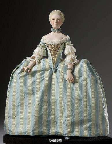 Marie Antoinette为原形的娃娃，有芭比的，有历史娃娃的。
