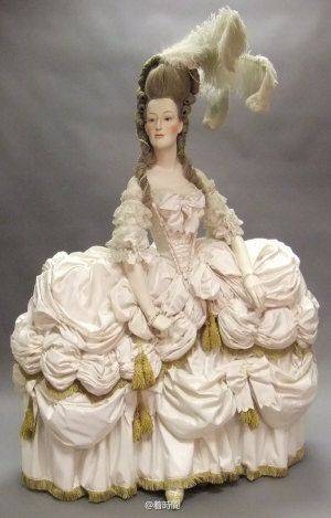 Marie Antoinette为原形的娃娃，有芭比的，有历史娃娃的。