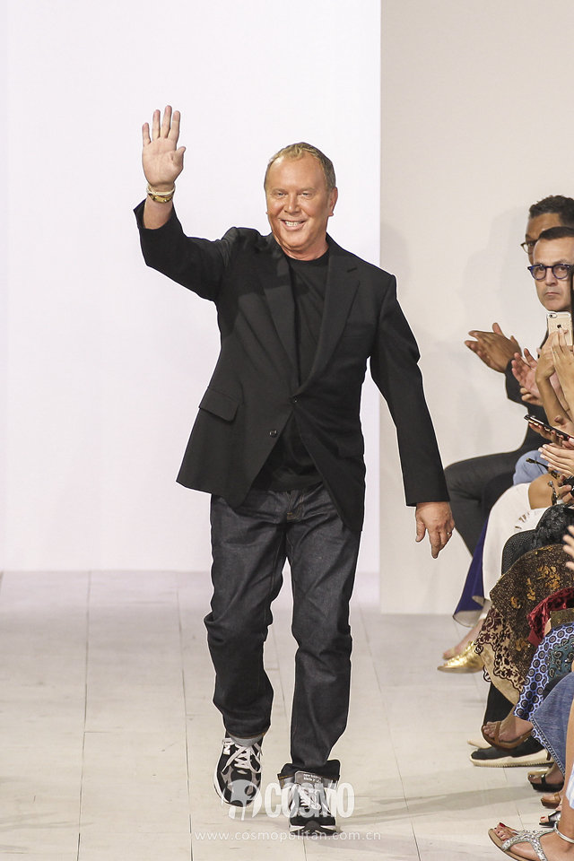 Michael Kors
穿衣风格：休闲风
关键元素：黑西装外套，黑色T恤，黑色水洗牛仔裤，运动鞋
传递信息：Michael Kors的穿着很简单低调，但它仍然是经典的和专业的。这可能是一个提示，为什么他的衣服吸引大众市场，而不仅仅是吸引了时尚爱好者们。