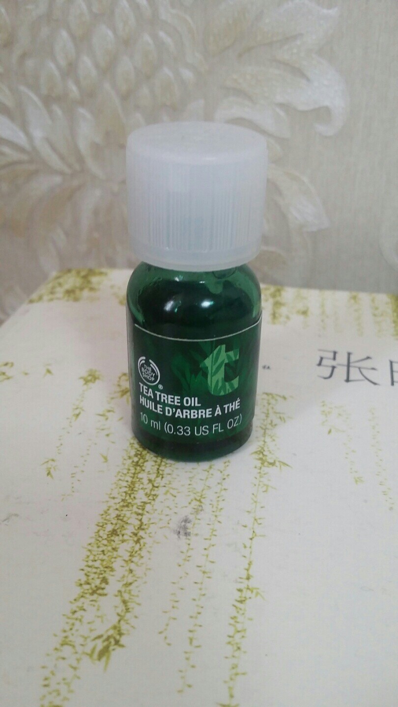 the body shop 的茶树精油 长了痘痘的时候会点涂 不会立马消下去 但是会加速痘痘的成熟 对于痘印也有点抑制作用 但是一定要涂得早一点 味道不好闻 下次会试试悦诗风吟的绿茶精华 所以这个应该不会回购 60块不到的样子代购回来的