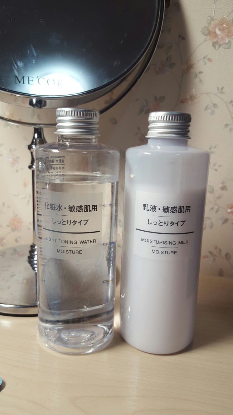 无印良品敏感肌用水乳 换季的时候脸上状态不稳定 用这个很舒服 不会疼♡