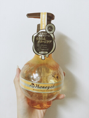 #安利好货#  柔顺秀发就靠它～ honeyce'  蜂蜜洗发露  cosme大赏第一哟哟哟～ 配套的还有护发素，不过瓶子都长一样就不拍啦  外观超萌的！别看感觉容量不大其实有510ml。我的用量是三个月 而且是到腰的长发。不过因人而异。功效很不错，蜂蜜精华密集修复受损发质 味道是甜橙蜂蜜哟 很元气少女的赶脚。无硅油 但也没有玉肌这么的涩。吹干后头发又黑又顺duangduang的～ 长草吧！      价格参考：95/瓶 510ml