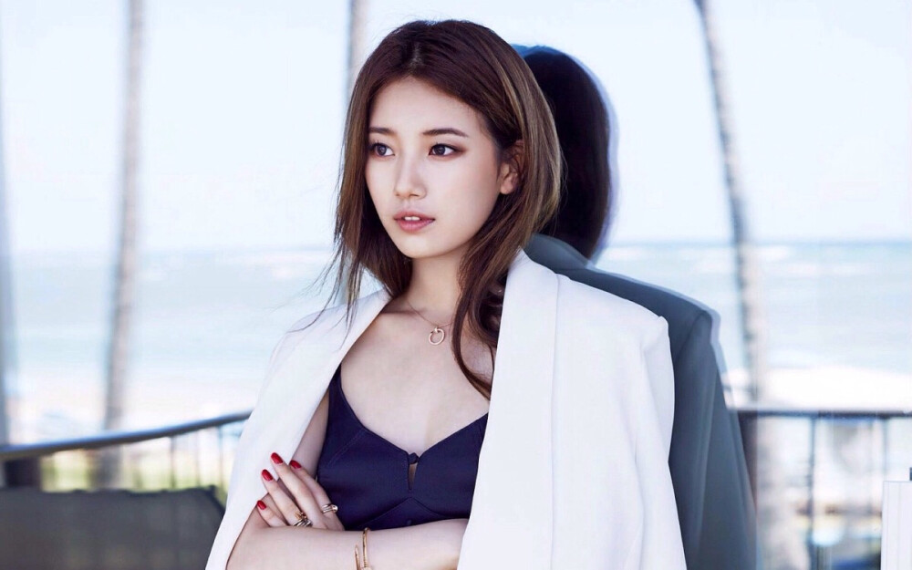 #suzy#干练感十足，低领显出女人味。气场不足的话还是不要尝试，另外注意，如果搭配的是连衣裙，裙子不可太短，因为上面已经是低领，把重点放一处即可。