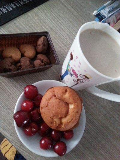 我的美味下午茶----奶茶，曲奇，提拉米苏，再来点水果。最重要的是一本书