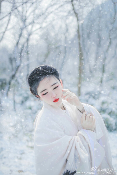 #雪女# 残叶枯，粹雪融，玉树环银镯，歌舞诧冷风，香兰草，冷雪泪，蓝转婀娜，月照萧头。离人易思人难。只把千古惆怅，化作白雪纷飞下。恶漫挫道，白芒过，何处飞雪，何处生愁。摄影@_摩西君_ ，出境@如是阁小思 ，…