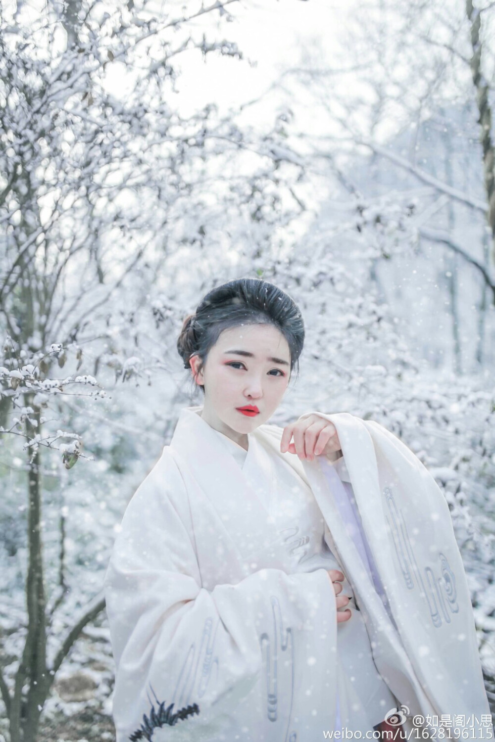 #雪女# 残叶枯，粹雪融，玉树环银镯，歌舞诧冷风，香兰草，冷雪泪，蓝转婀娜，月照萧头。离人易思人难。只把千古惆怅，化作白雪纷飞下。恶漫挫道，白芒过，何处飞雪，何处生愁。摄影@_摩西君_ ，出境@如是阁小思 ，同行@南街壶娘