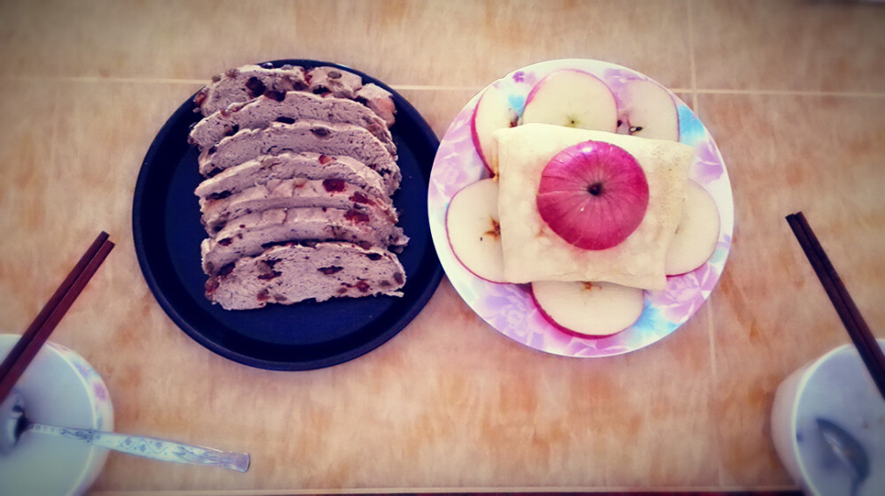 Breakfast～红枣葡萄干全麦面包切片，还有蛋包酒香蕉（就是一个蛋皮，包着面包糠香蕉红酒混合物啦）～